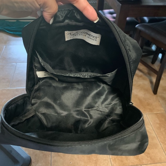 Kylie Jenner make up bag - Picture 3 of 3